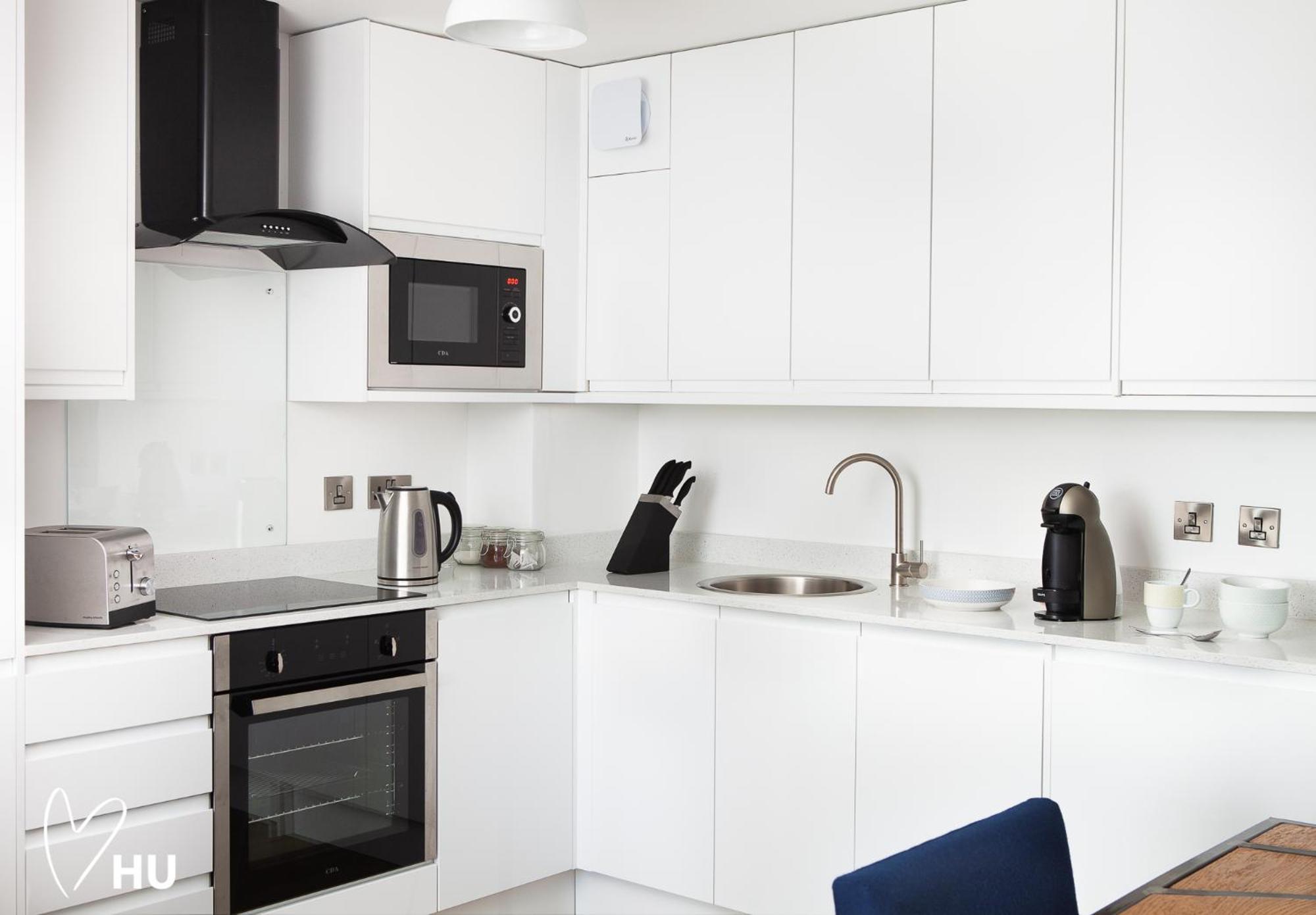Boutique 1 Bedroom Duplex On Marina-304 *